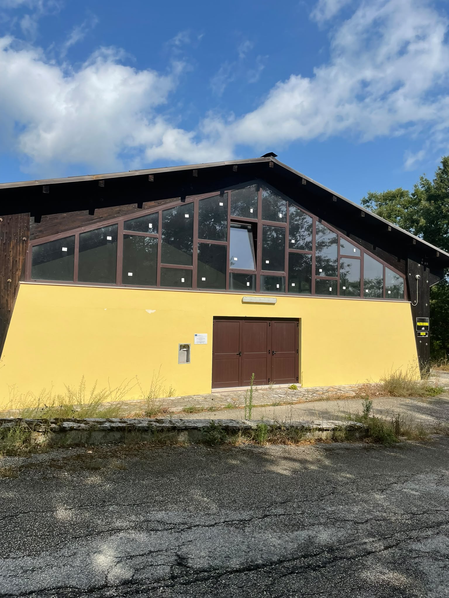 Esterno della palestra: Vista esterna dell’edificio comunale riqualificato.