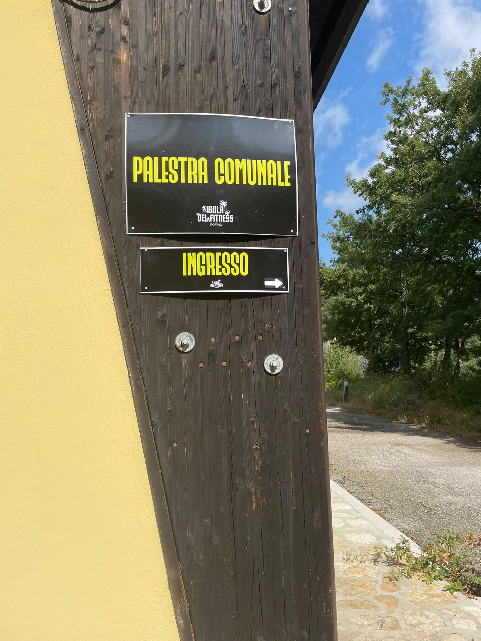 Indicazione dell’ingresso: Segnaletica esterna della palestra comunale.