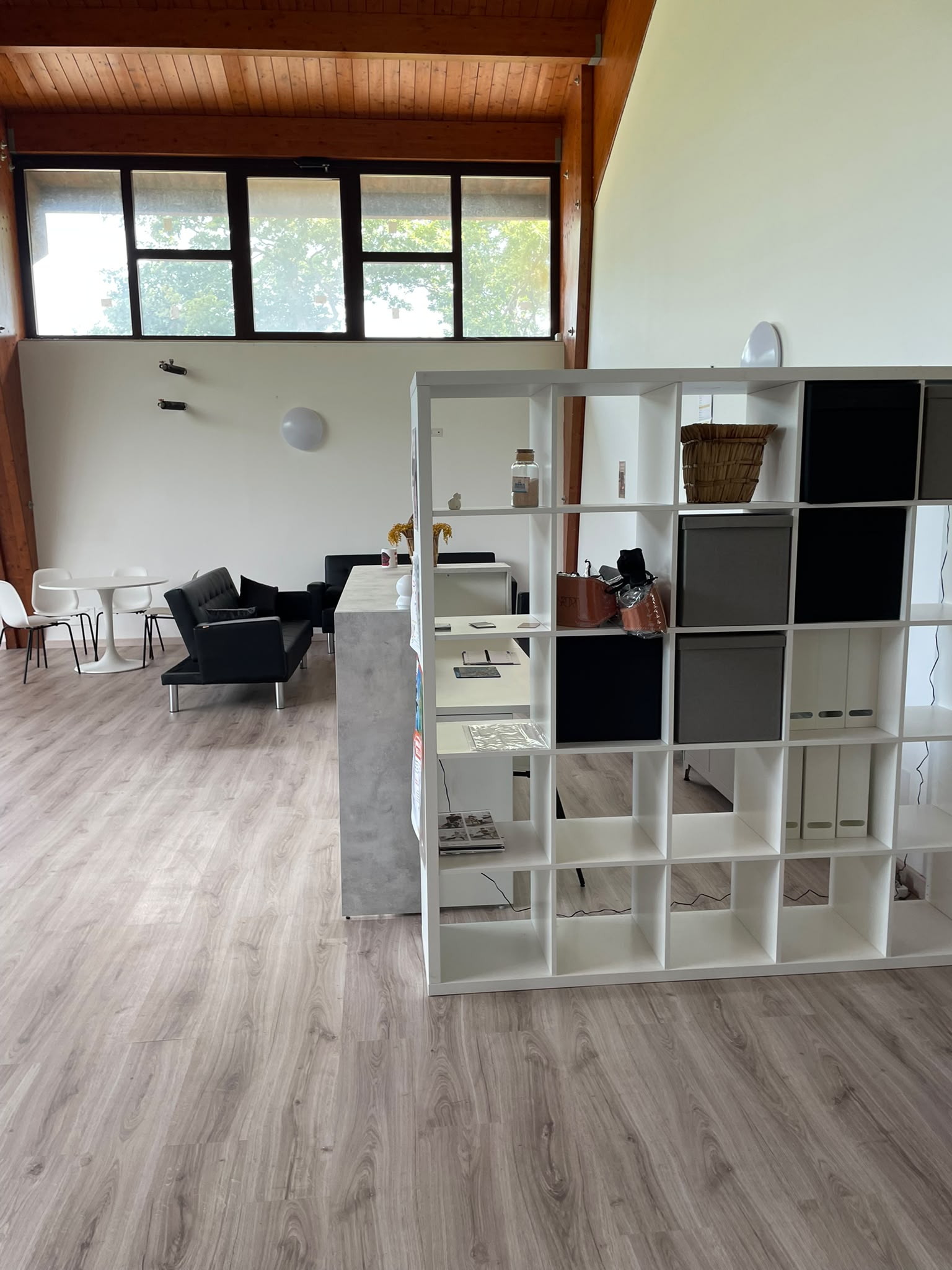 Reception e area di accoglienza: Spazio destinato all’accoglienza e alla gestione degli utenti.