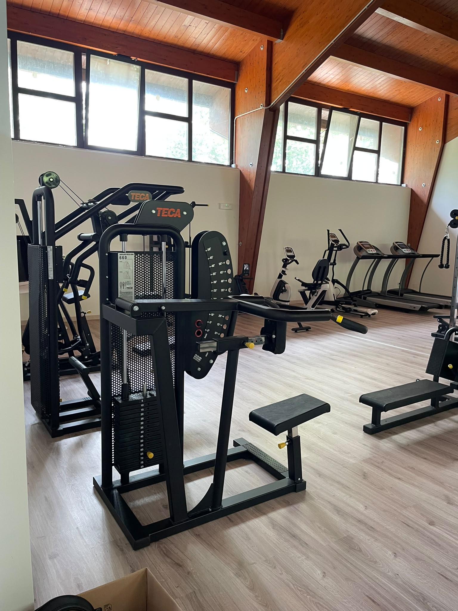 Sala attrezzi: Macchine per il potenziamento muscolare e attrezzature cardio.