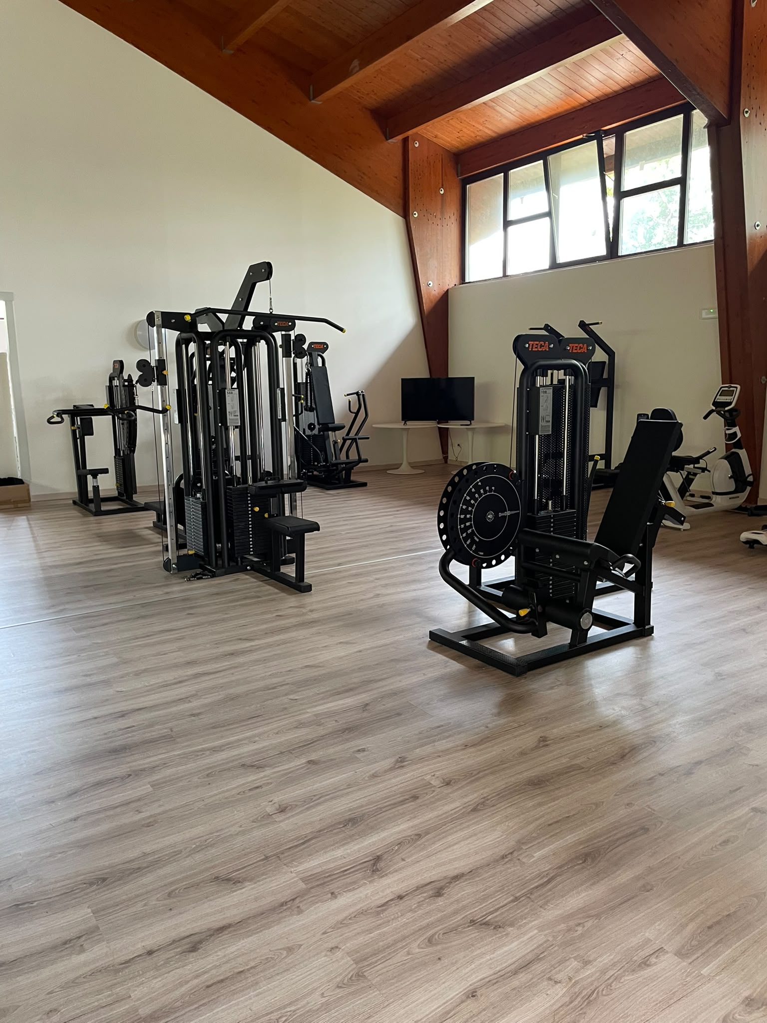 Sala attrezzi: Vista delle postazioni multifunzione e delle attrezzature sportive.