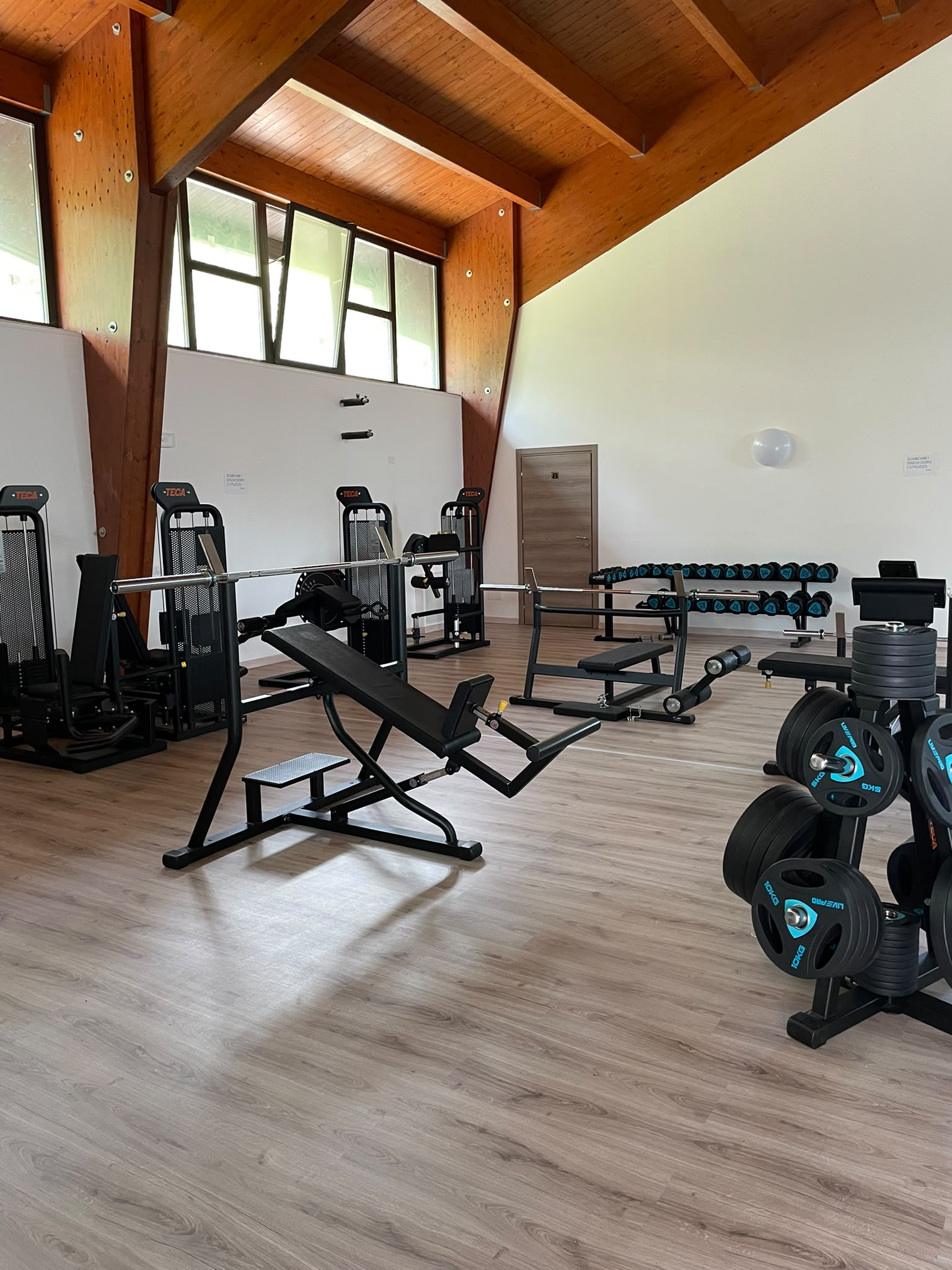Sala attrezzi: Panche, bilancieri, manubri e macchine isotoniche.