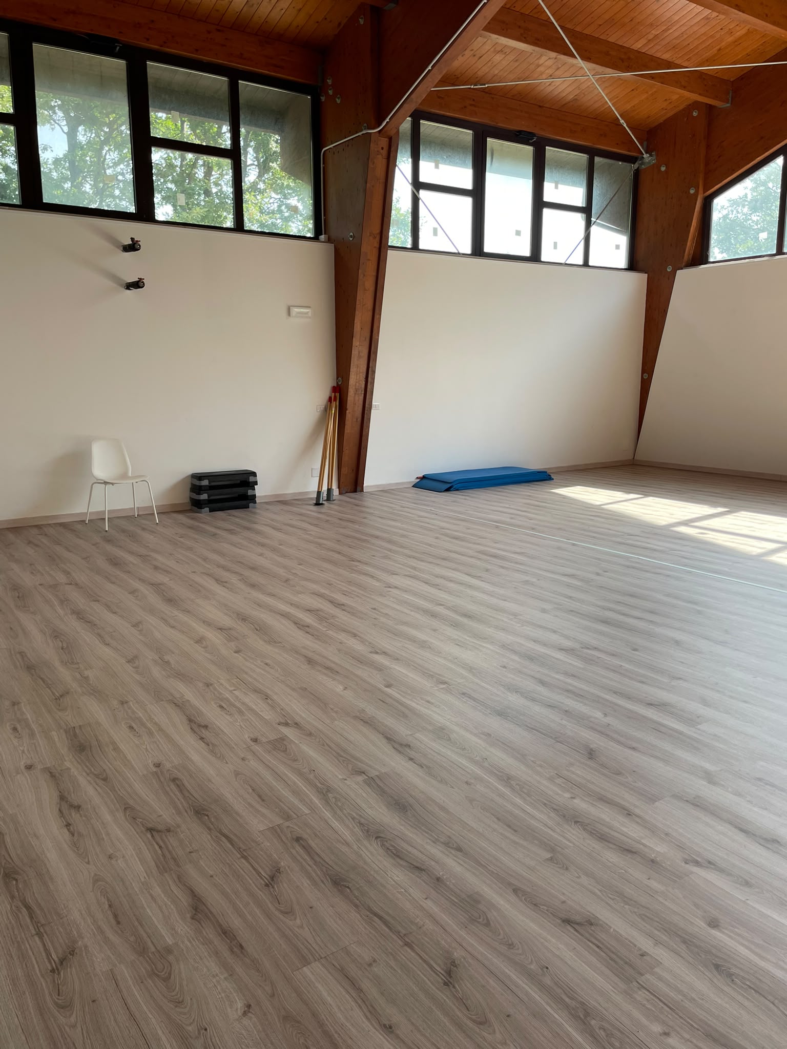 Sala per attività a corpo libero: Spazio libero attrezzato per esercizi, corsi e attività collettive.