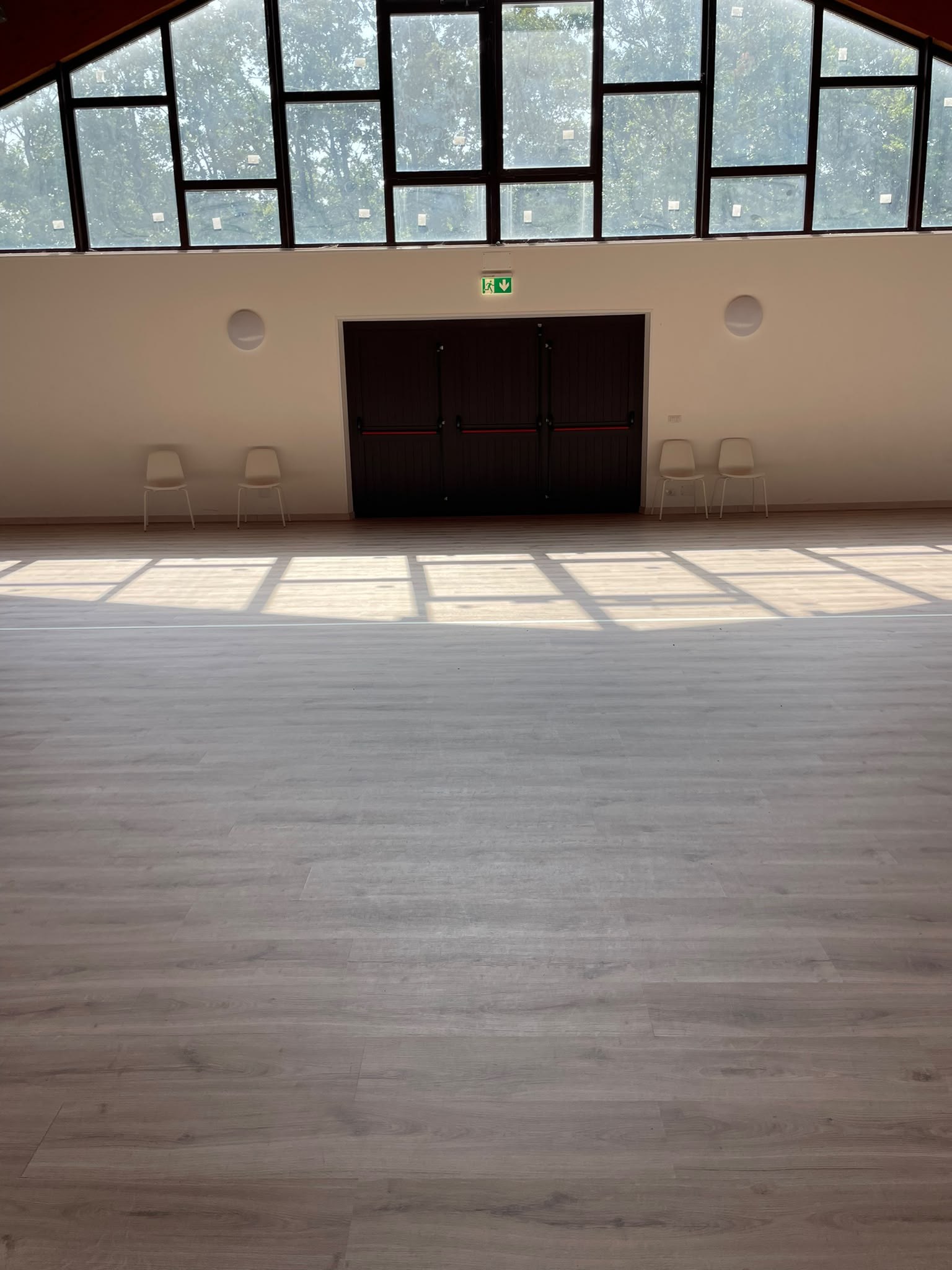 Sala per attività a corpo libero: Vista della sala con uscita di sicurezza.