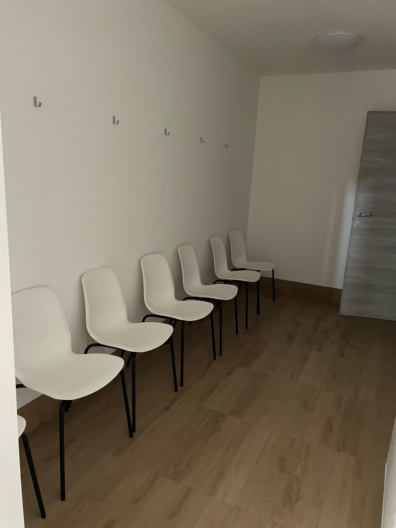Spogliatoio: Ambiente attrezzato con sedute e appendiabiti.
