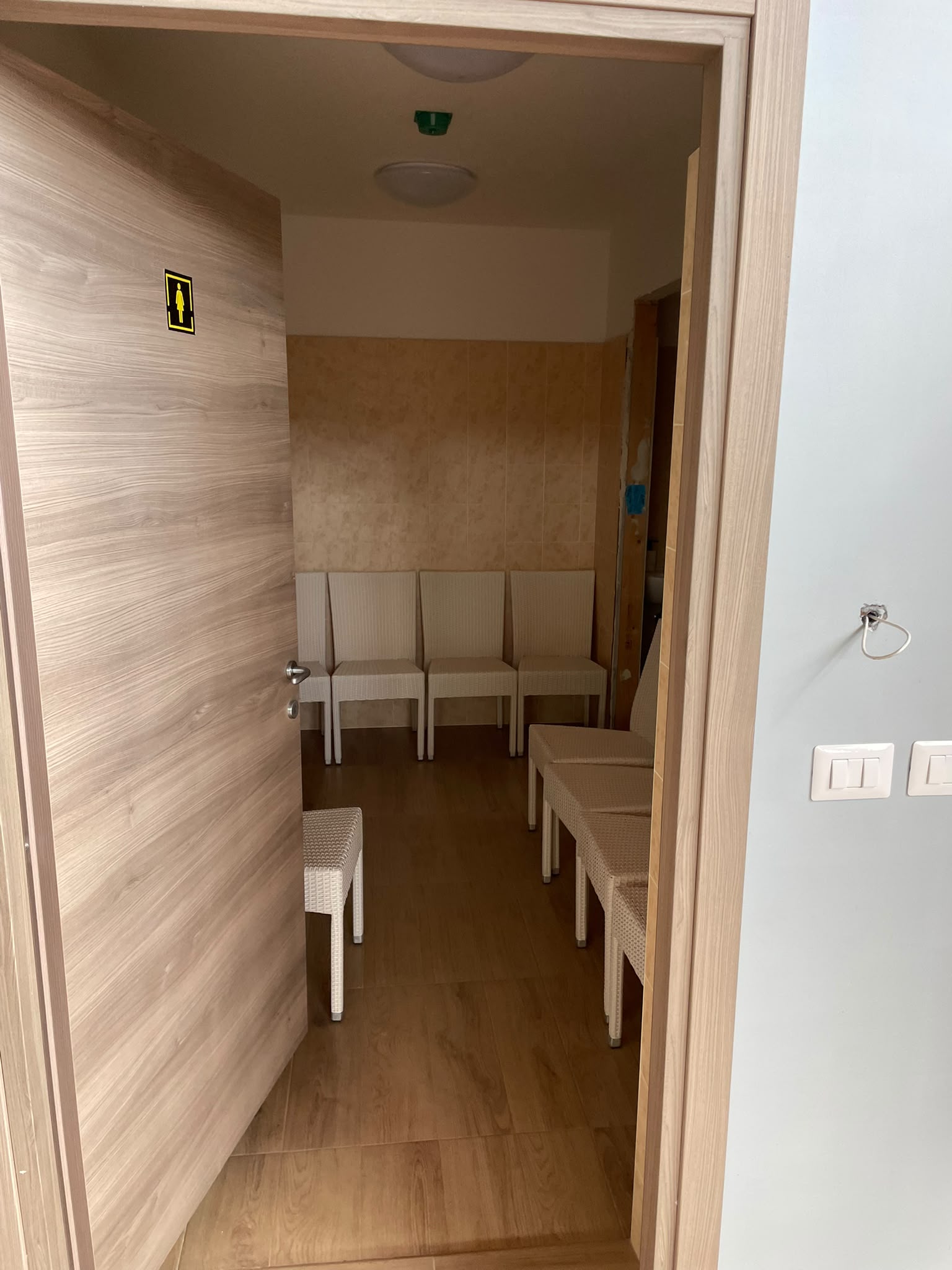 Spogliatoio: Zona spogliatoio con sedute e accesso ai servizi.