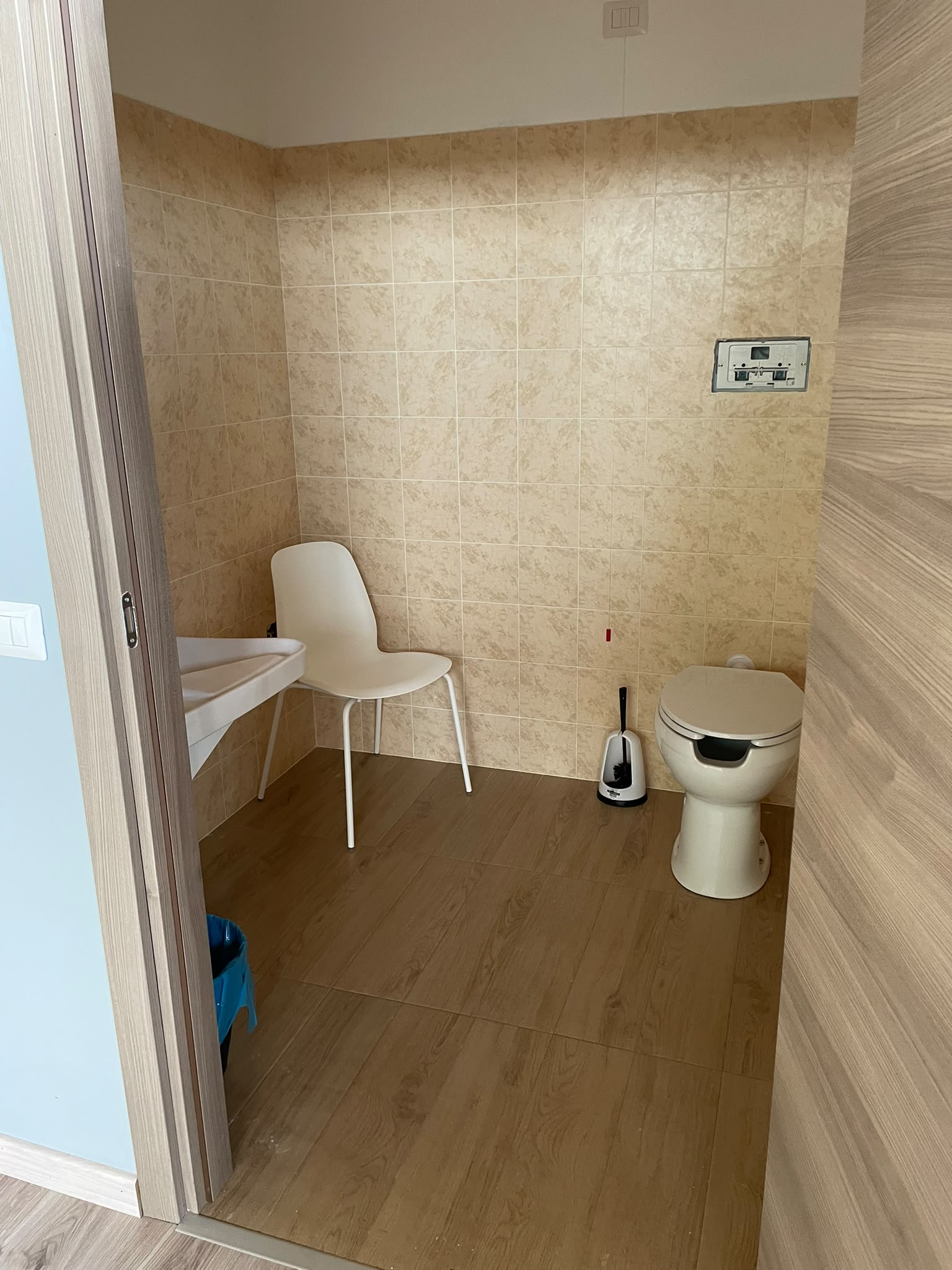Servizio igienico accessibile: Ambiente dotato di spazi e attrezzature per una migliore accessibilità.